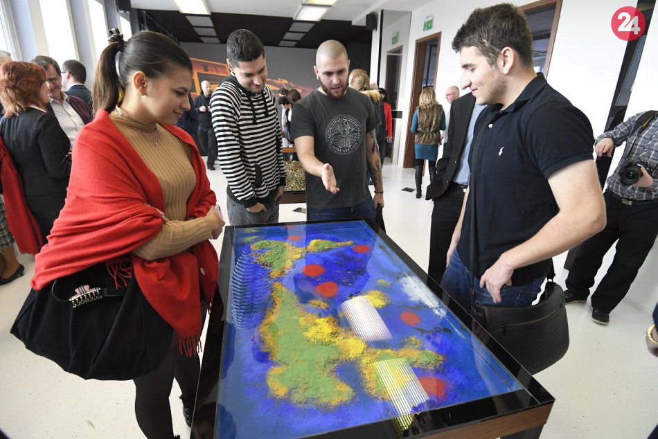 Ilustračný obrázok k článku FOTO A VIDEO: Na fakulte materiálov TUKE otvorili výnimočnú učebňu pre vzdelávanie