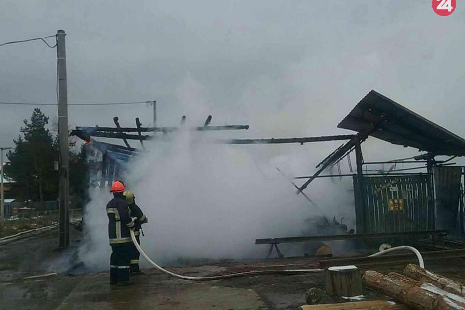 Ilustračný obrázok k článku Hasiči dnes mali perný deň: Horela píla, chatrč aj fara