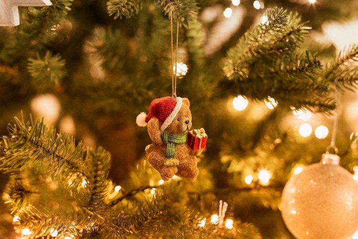 Ilustračný obrázok k článku Od papierových ozdôb k perníkom a trblietkam: Prečo zdobíme na Vianoce práve stromček?