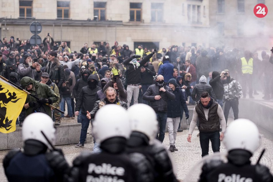 Ilustračný obrázok k článku V Bruseli sa protestovalo proti migračnému paktu OSN: Polícia zasahovala vodným delom