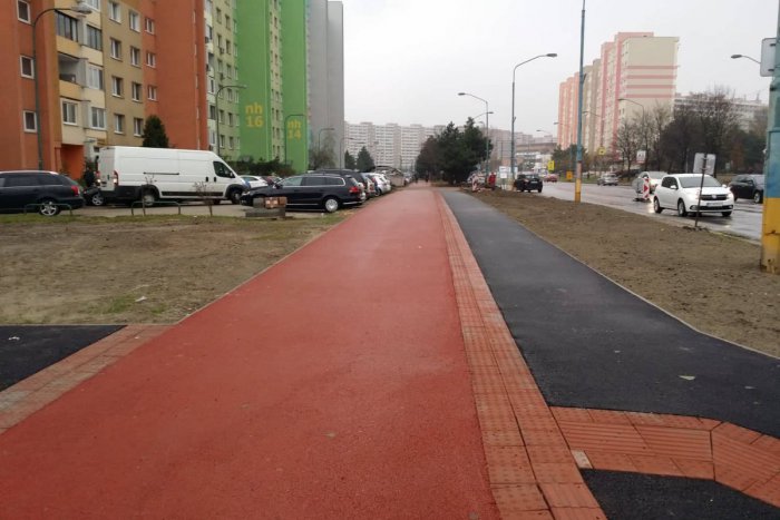 Ilustračný obrázok k článku Chodci v ohrození a časté kolízie áut. Petržalčanov trápi nefunkčný semafor na Námestí hraničiarov