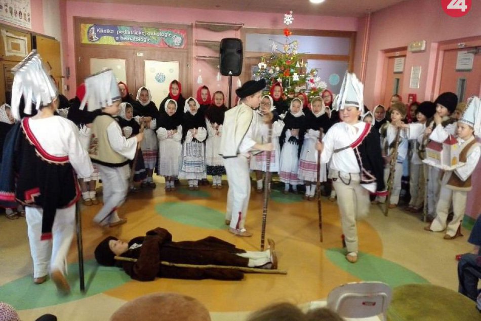 Ilustračný obrázok k článku Vianoce cítiť aj v bystrickej nemocnici. Malí pacienti aspoň na pár chvíľ zabúdajú na choroby