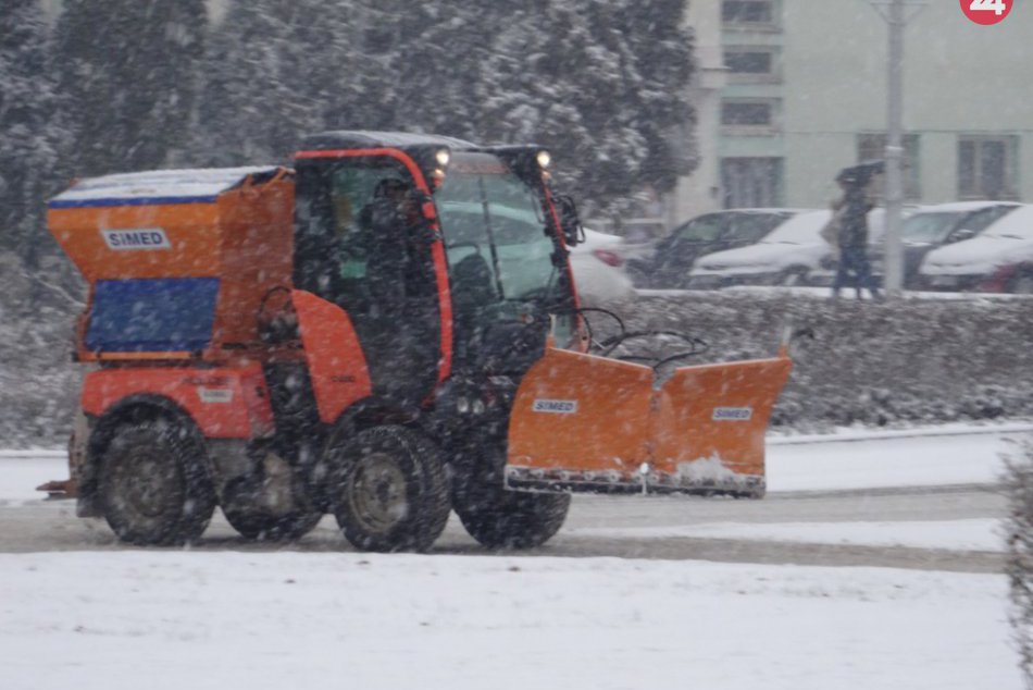 Ilustračný obrázok k článku Zimná údržba chodníkov v našom meste: S týmto sa rožňavská radnica obracia na ľudí!