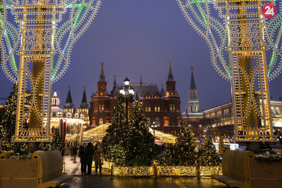 Ilustračný obrázok k článku Pozývame vás na virtuálnu prechádzku: Červené námestie odeli do vianočného šatu