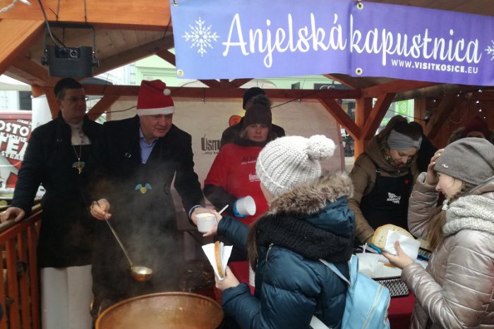 Ilustračný obrázok k článku Benefičnú Anjelskú kapustnicu na trhoch podával aj prezident A. Kiska