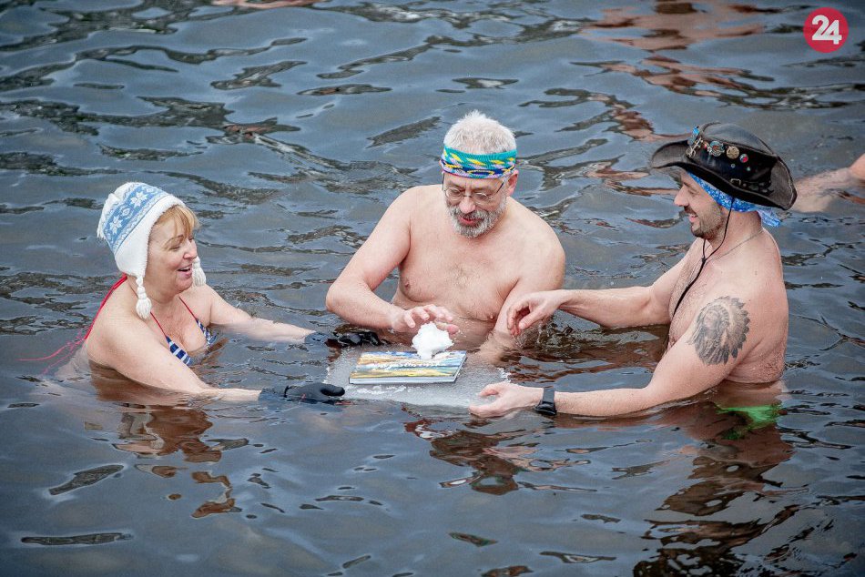 Ilustračný obrázok k článku FOTO: Otužilci z Bystrice a okolia skočili do ľadovej vody. Priamo v nej aj krstili