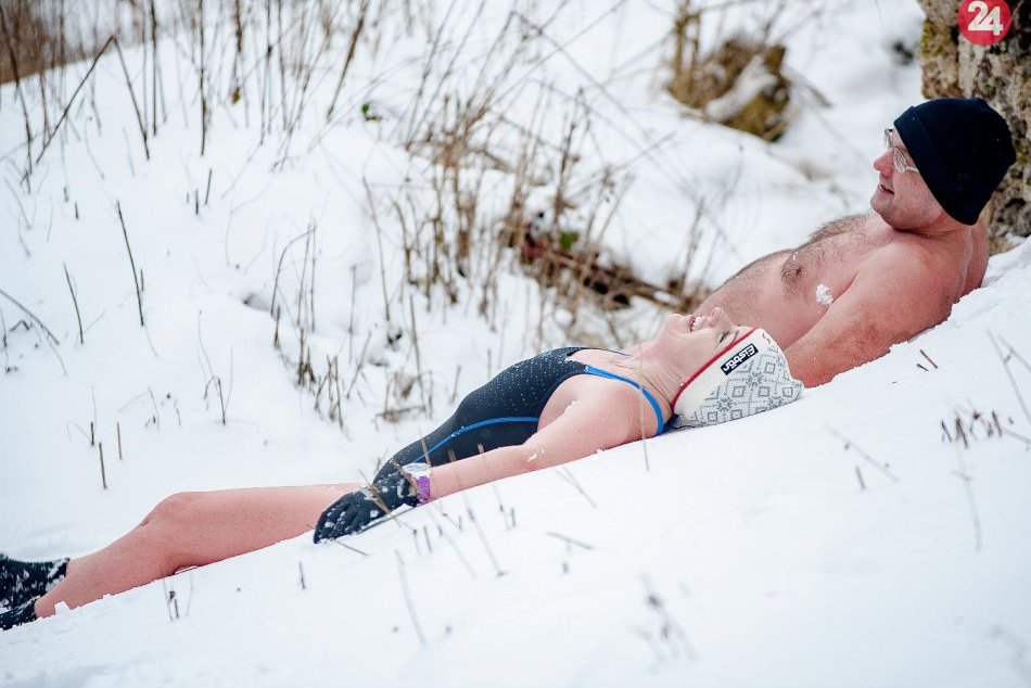 Ilustračný obrázok k článku VIDEO: Otužilci odhodili zábrany a kúpali sa pri parku