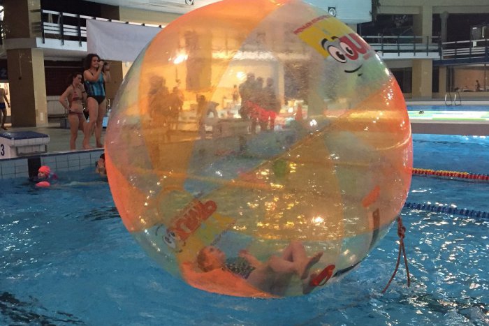 Ilustračný obrázok k článku Poďte vyplávať vianočné kilá na košickú plaveckú 24-hodinovku