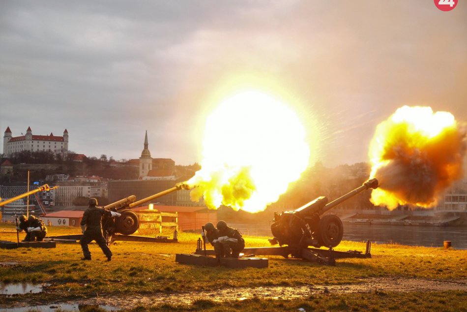 Ilustračný obrázok k článku Vojaci privítali Nový rok 20 delostreleckými salvami z Tyršovho nábrežia, FOTO