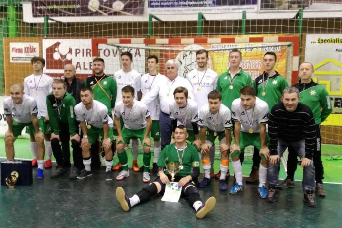 Ilustračný obrázok k článku Opätovní majstri okresu: Novozámčania dovŕšili zlatý hetrik