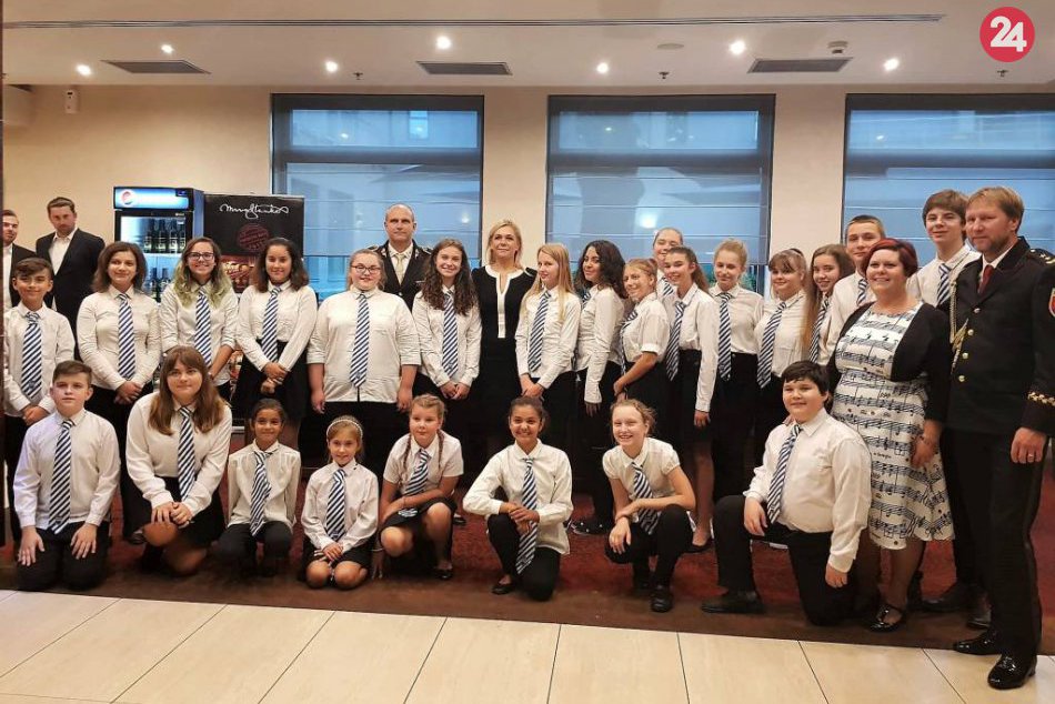 Ilustračný obrázok k článku Naspievali pieseň pre políciu: Hlohovčatá s Majákom nádeje valcujú internet!