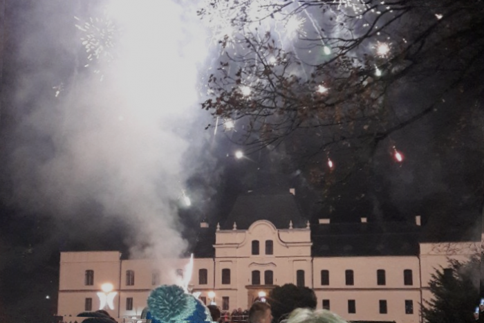 Ilustračný obrázok k článku Mirgová, primátor či ohňostroj... Aj takýto bol Silvester na námestí v Humennom