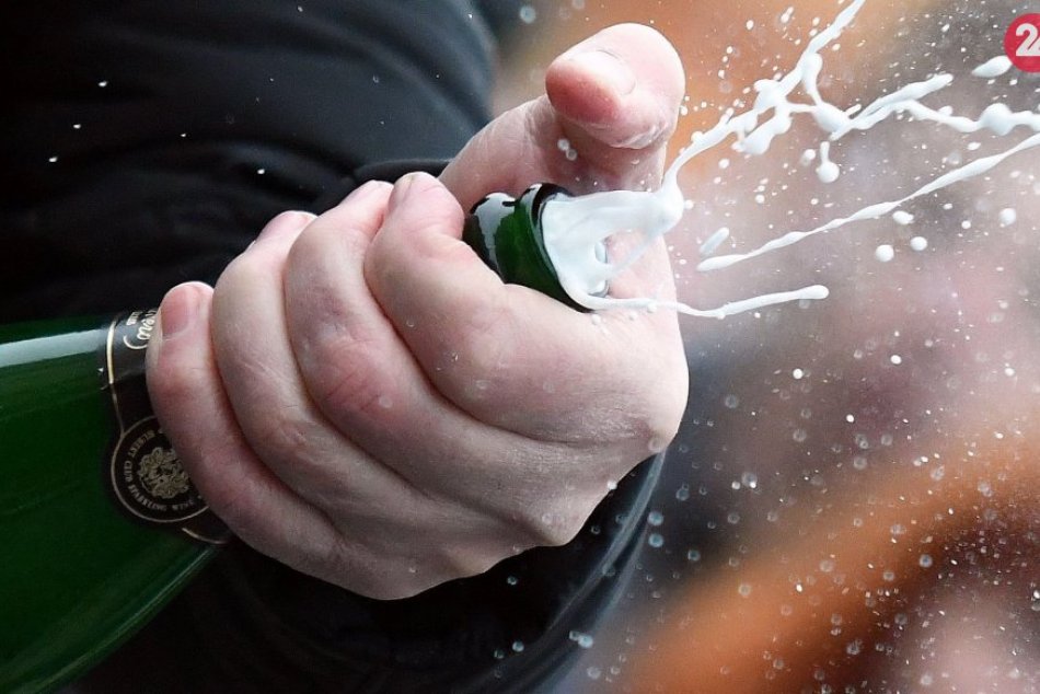 Ilustračný obrázok k článku Potešte na Silvestra najbližších: Pozrite si novoročné SMS, z ktorých si isto vyberiete