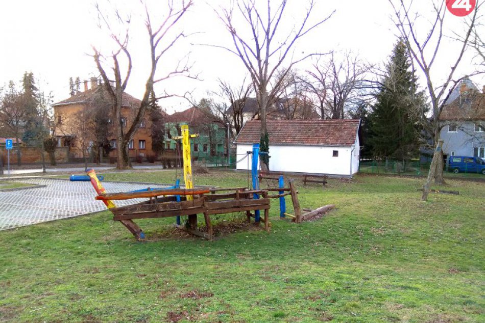 Ilustračný obrázok k článku Ťažšie časy pre vandalov? Zámocká radnica uvažuje nad oplotením detských ihrísk