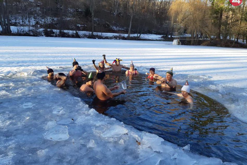 Ilustračný obrázok k článku Presekať sa ľadom a pohoda vo vode: TAKTO sa silvestrovalo v Betliari, FOTO