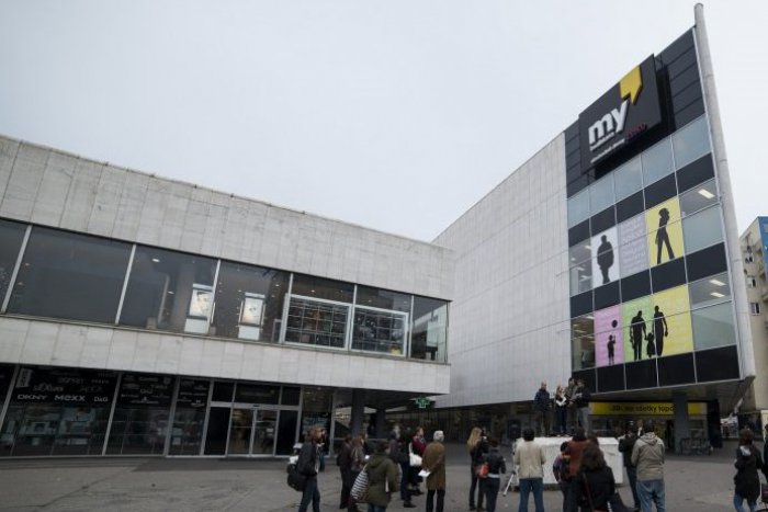 Ilustračný obrázok k článku Dominanta Kamenného námestia zmení majiteľa. Vlastníkom budovy Tesco sa stane známy podnikateľ