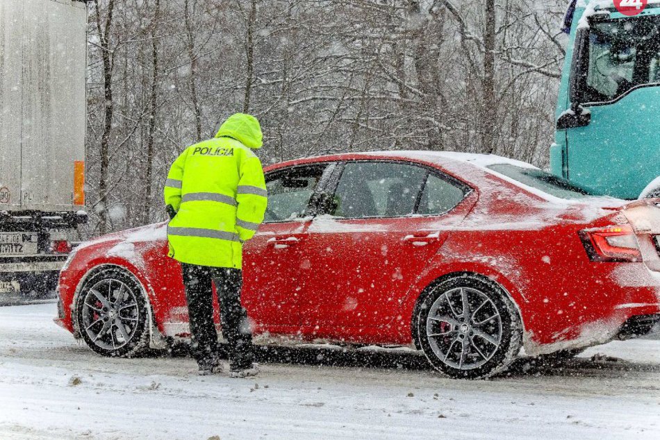 Ilustračný obrázok k článku Cesty v Revúckom okrese pokryl čerstvý sneh. Niekde až do výšky 5 centimetrov