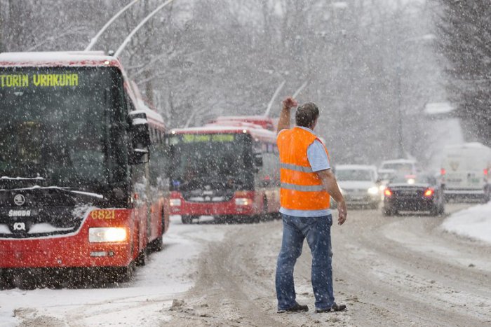 Ilustračný obrázok k článku Zaskočí opäť Bratislavu prvý SNEH? Mesto tvrdí, že je na bielu perinu pripravené