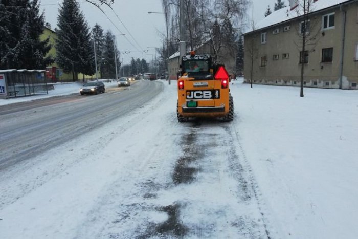 Ilustračný obrázok k článku Bystrické chodníky čistia aj nezamestnaní. Mesto však žiada o pomoc aj obyvateľov