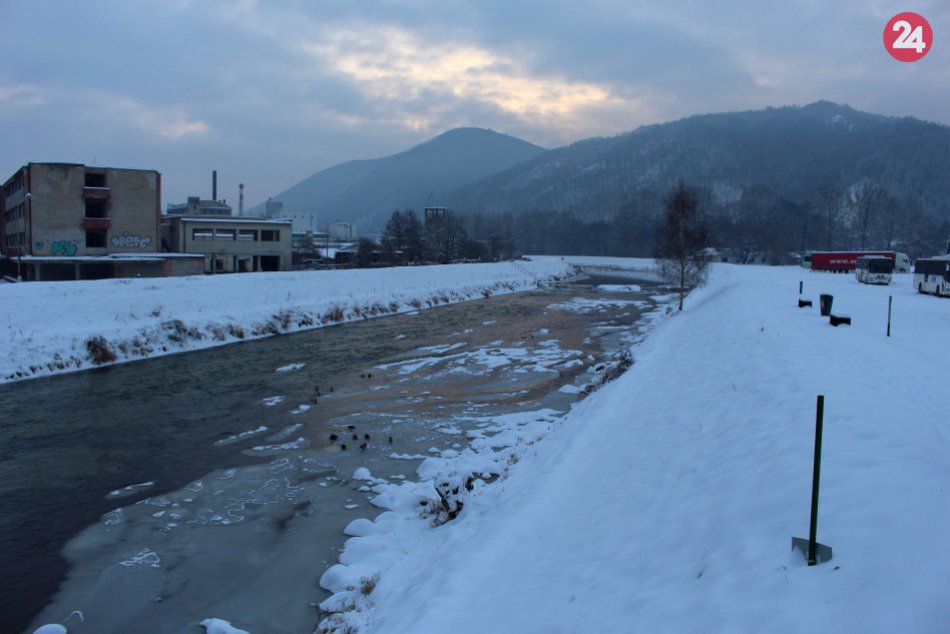 Ilustračný obrázok k článku Záchranná akcia na Hrone v Bystrici: Policajti s hasičmi museli vytvoriť živú reťaz