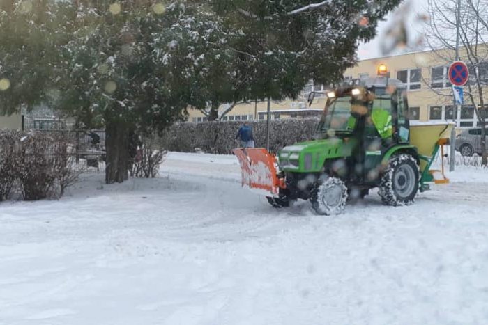 Ilustračný obrázok k článku Topoľčany zasypal sneh: Obyvatelia môžu hlásiť nedostatky zimnej údržby