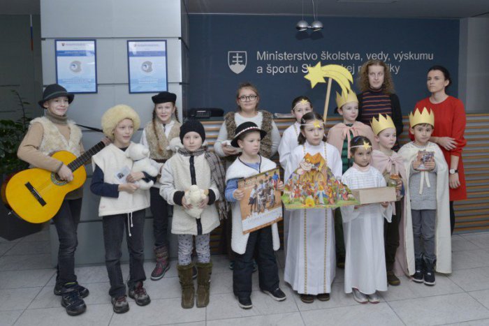 Ilustračný obrázok k článku Šalianski koledníci u ministerky Lubyovej: Zavišnovali s Dobrou novinou, FOTO