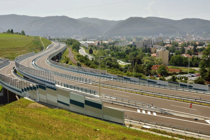 Ilustračný obrázok k článku OBMEDZENIA na obchvate Bystrice: R1 čakajú OPRAVY, s čím musia rátať vodiči?