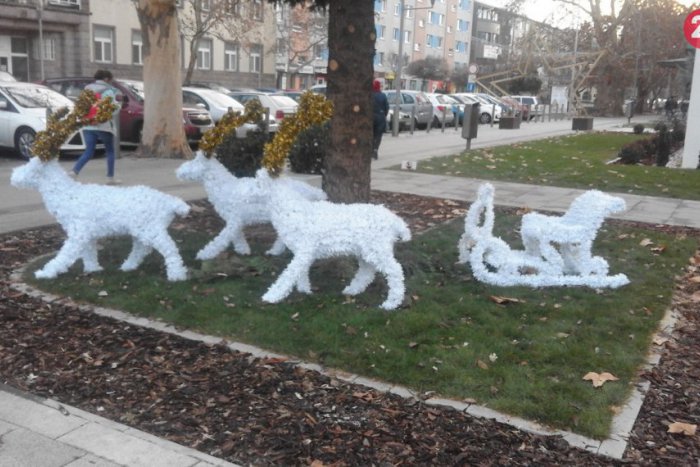 Ilustračný obrázok k článku Vianočná výzdoba v Šali je poškodená: Čo radnica prikúpila, ľudia zničili, FOTO