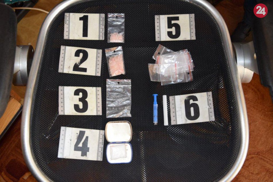 Ilustračný obrázok k článku Polícia obvinila matku s dcérou z Košíc z prechovávania drog, obe sú stíhané väzobne