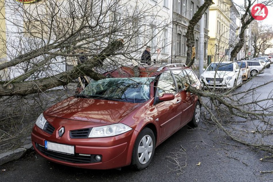 Ilustračný obrázok k článku Na východe Slovenska vyčíňal vietor, hasiči mali plné ruky práce