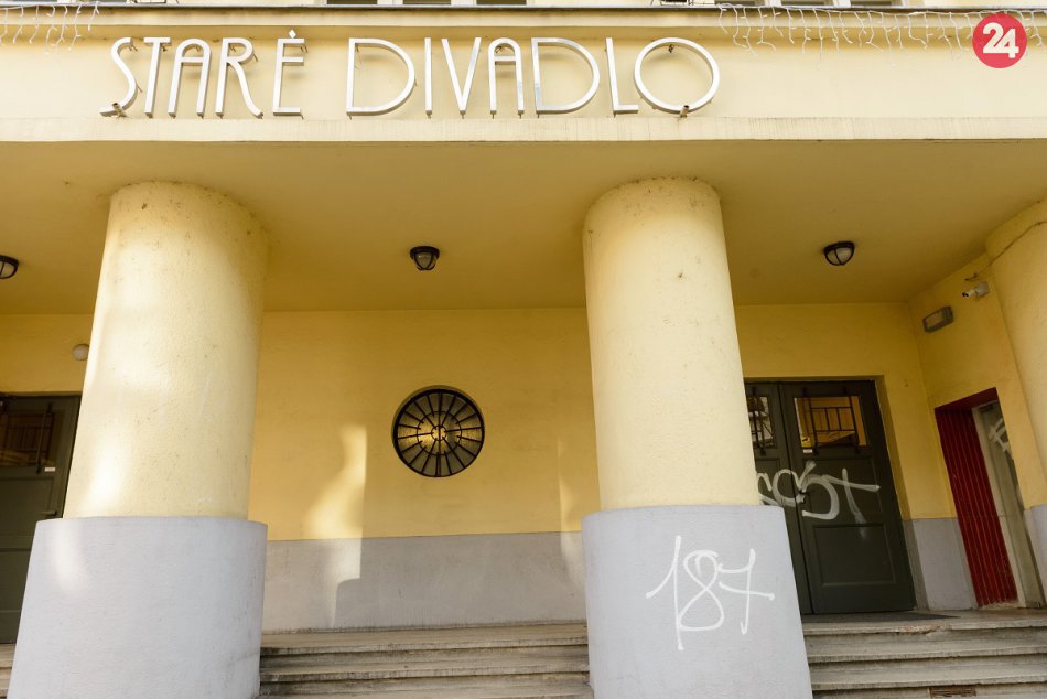 Ilustračný obrázok k článku FOTO: Niekto popísal fasádu Starého divadla v Nitre, TOTO odkazuje jeho riaditeľ