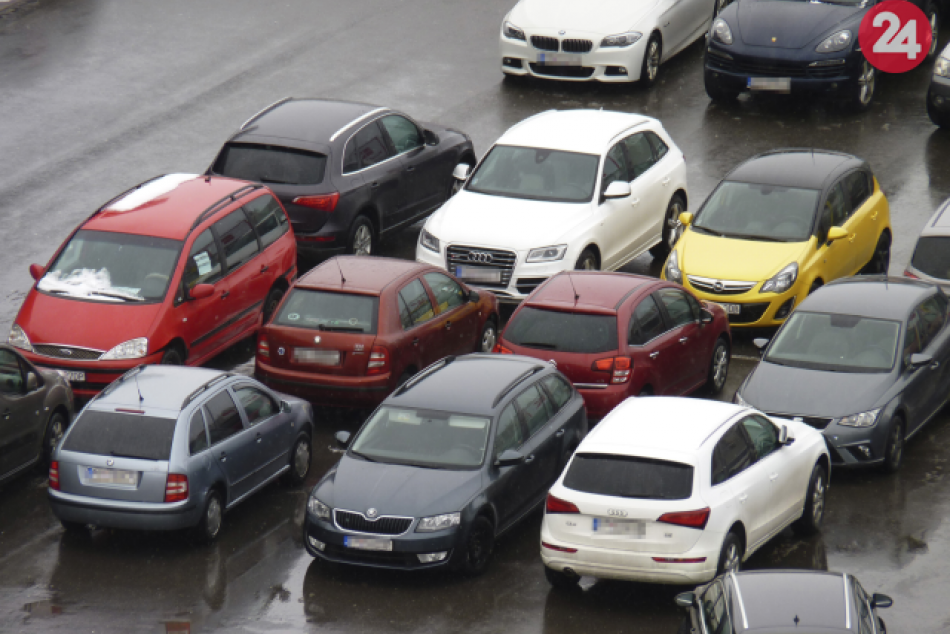 Ilustračný obrázok k článku Parkovanie, z ktorého sa vám zatočí hlava: "Umelci" v Poprade zablokovali celý rad áut