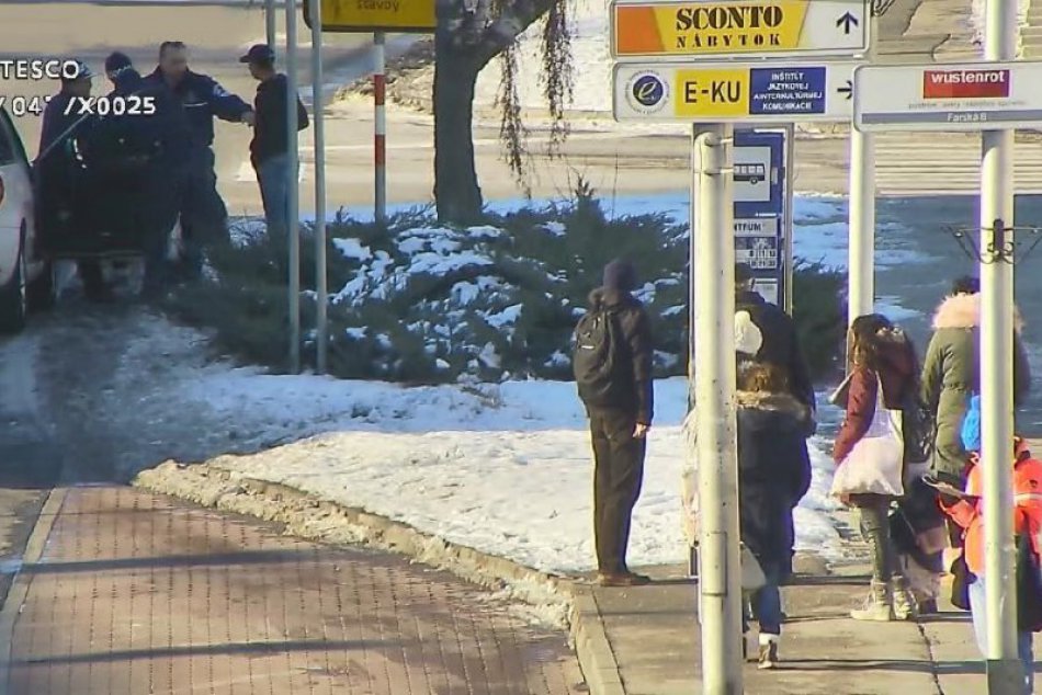 Ilustračný obrázok k článku Mladíci mali kradnúť v obchode v centre Nitry: Ďaleko nezašli, FOTO