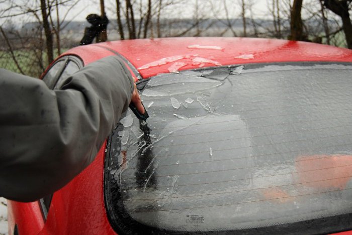 Ilustračný obrázok k článku Pozor na poľadovicu, pre Brezno vyhlásili výstrahu