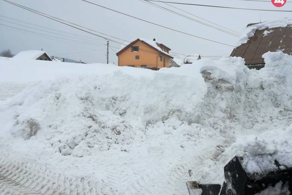 Ilustračný obrázok k článku V Ždiari opäť vyhlásili mimoriadnu situáciu: V noci tam napadlo pol metra snehu