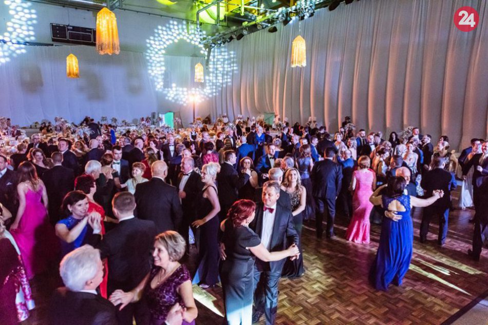 Ilustračný obrázok k článku Reprezentačný ples mesta Michalovce: Zaujala aj módna prehliadka Mišeny Juhász, FOTO