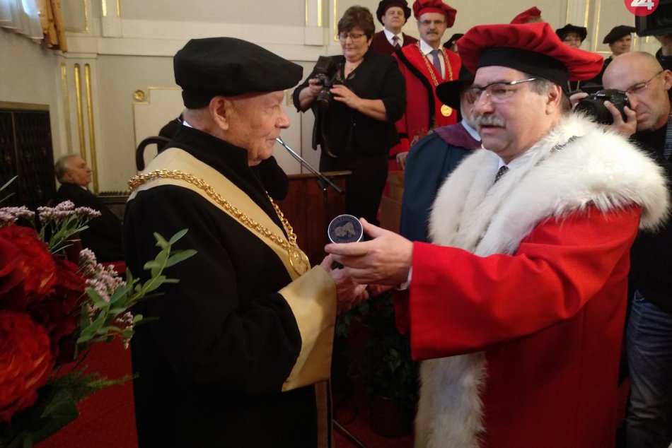Ilustračný obrázok k článku UPJŠ udelila bývalému prezidentovi R. Schusterovi čestnú vedeckú hodnosť
