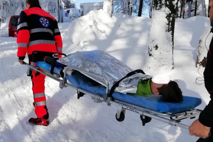 Ilustračný obrázok k článku Vážny úraz na Skalke: Freeridista (21) vpálil do stromu, je vážne zranený, FOTO