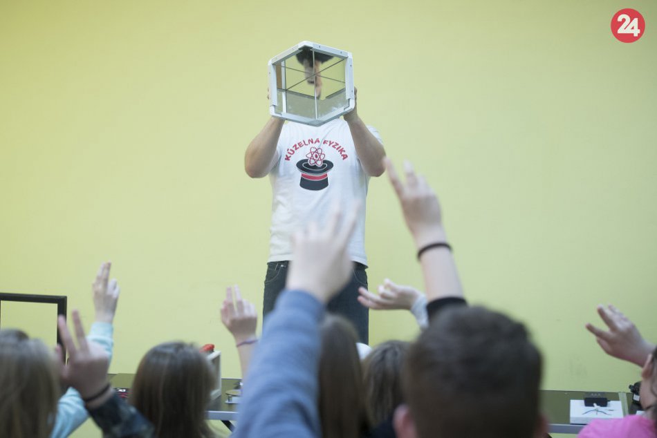 Ilustračný obrázok k článku Michal, čo popularizuje fyziku: Má ju rád, odkedy mu generátor hodil iskru do čela