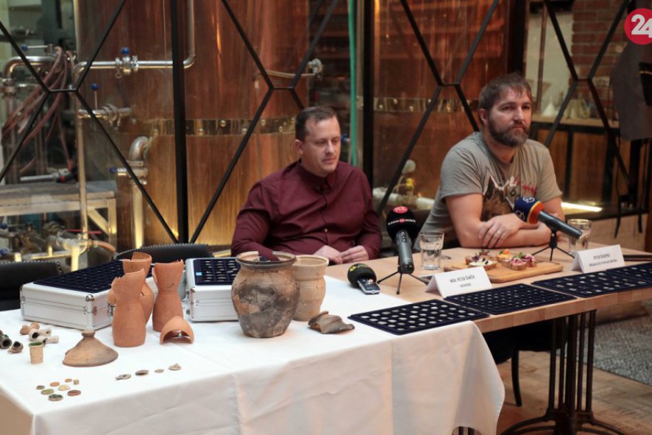 Ilustračný obrázok k článku FOTO: V Levočskom dome našli strieborný poklad aj dôkazy o hazardných hrách