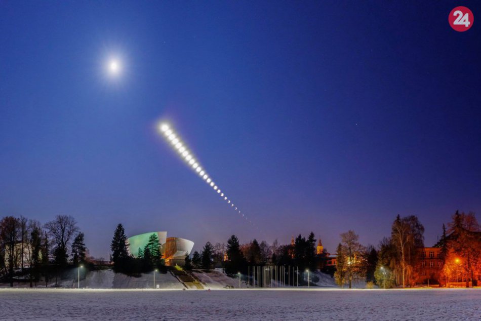 Ilustračný obrázok k článku FOTO: Nádhera na oblohe. Zatmenie Mesiaca nad Bystricou na úchvatných záberoch