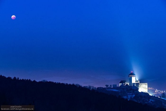 Ilustračný obrázok k článku Tieto FOTKY Trenčína budete pozerať zas a znova: Jozef zachytil zatmenie mesiaca