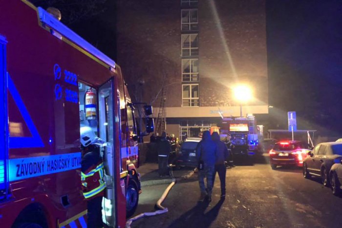Ilustračný obrázok k článku Nočný požiar internátu vo Vlčom hrdle si vyžiadal desať zranených