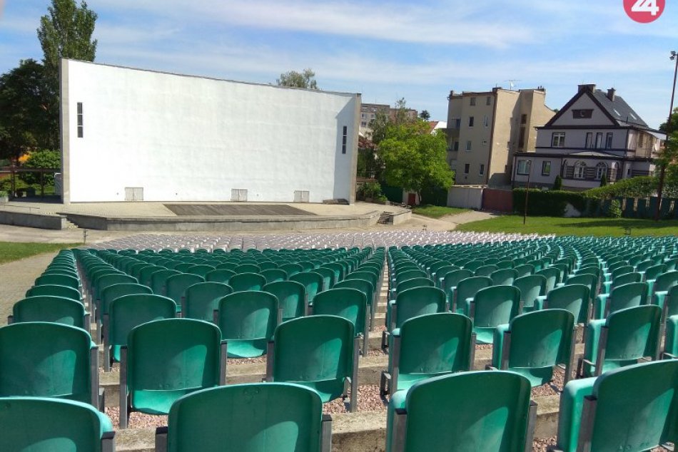 Ilustračný obrázok k článku V Zámkoch si užijeme filmy pod holým nebom: Amfiteáter začína s letnou sezónou