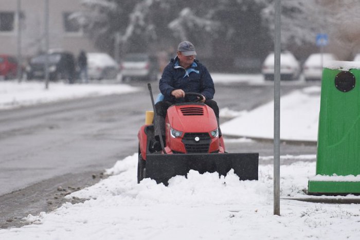 Ilustračný obrázok k článku V Novohrade a Gemeri je po nočnom snežení na viacerých cestách sneh