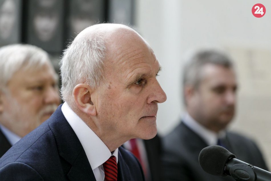 Ilustračný obrázok k článku Hárky s vyše 19-tisíc podpismi už odovzdal aj František Mikloško