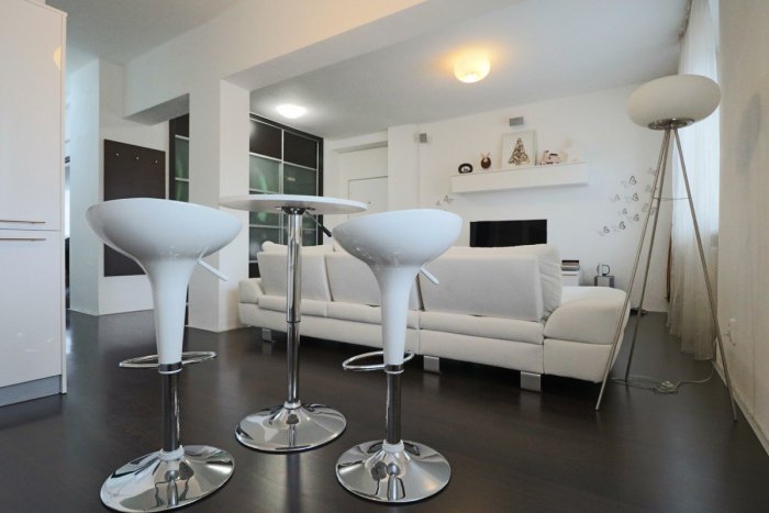 Ilustračný obrázok k článku 3-izbový tehlový byt v centre mesta na predaj: Pozrite ten komfort na FOTO a VIDEO!