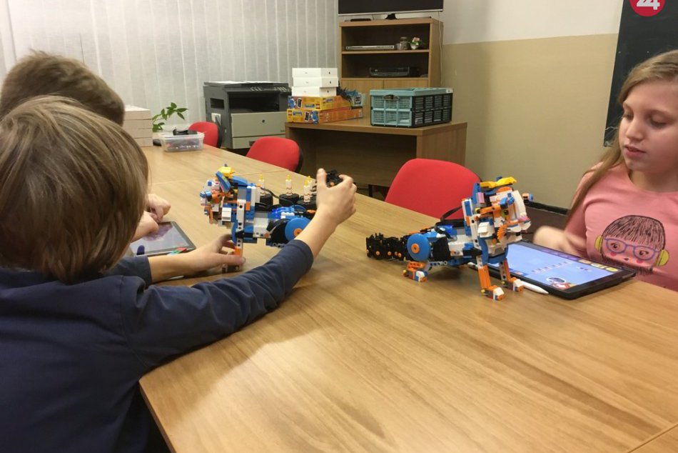 Ilustračný obrázok k článku Ľubo Gregor vedie krúžok robotiky v Hlohovci: "Volali sme prvému slovenskému kozmonautovi"