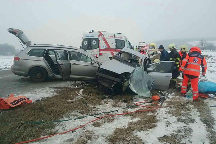 Ilustračný obrázok k článku Vážna dopravná nehoda pri Klobušiciach: Zrážku neprežili dve osoby