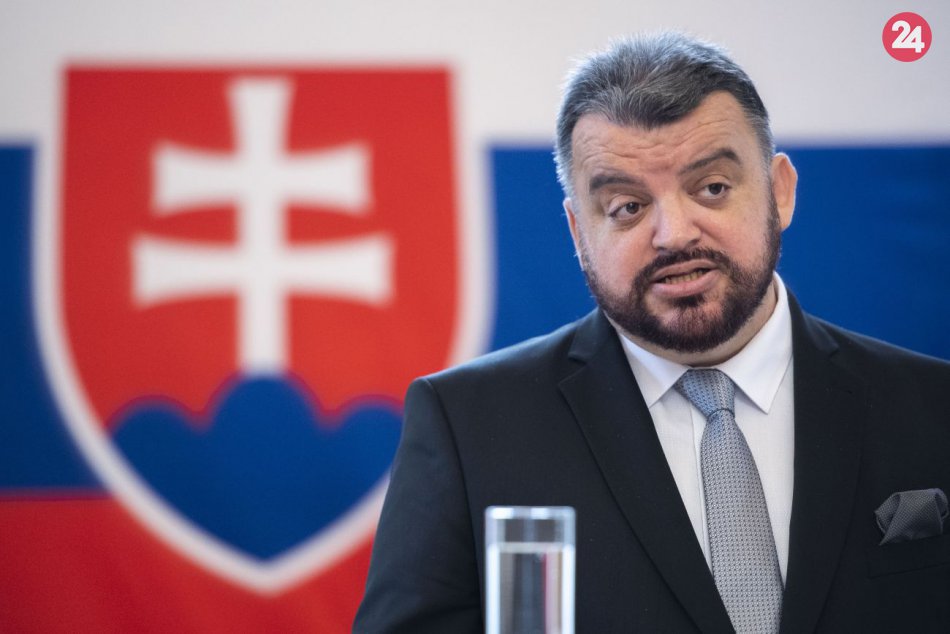 Ilustračný obrázok k článku Ficov poradca Chmelár skritizoval Kuffu za jeho incident: Teraz dostal PADÁKA!